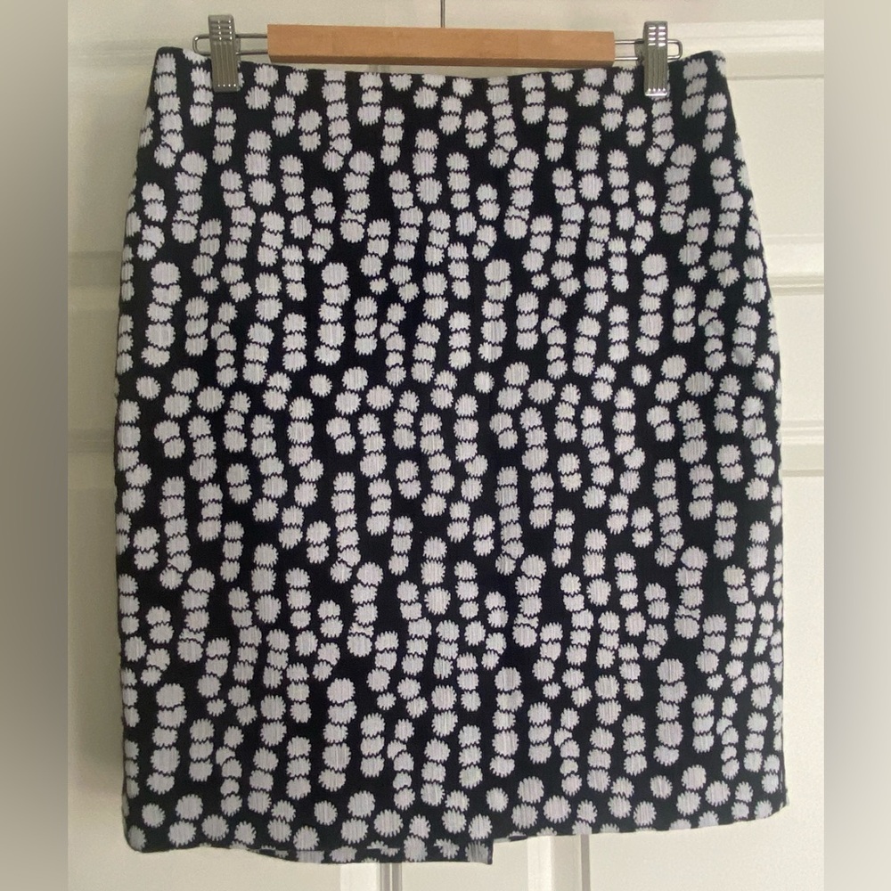ANN TAYLOR Women’s Pencil Skirt Size 10P Abstract Floral Black & White